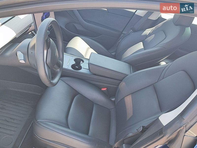 Седан Tesla Model 3 2023 в Виннице