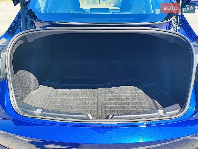 Седан Tesla Model 3 2023 в Виннице