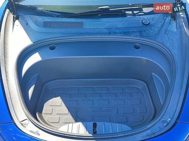 Седан Tesla Model 3 2023 в Виннице