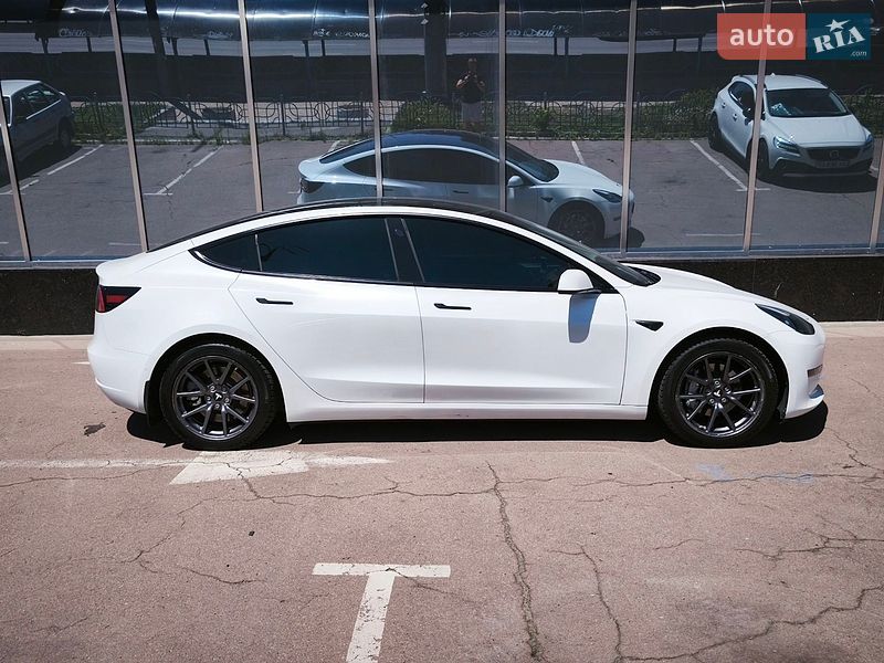 Седан Tesla Model 3 2020 в Києві