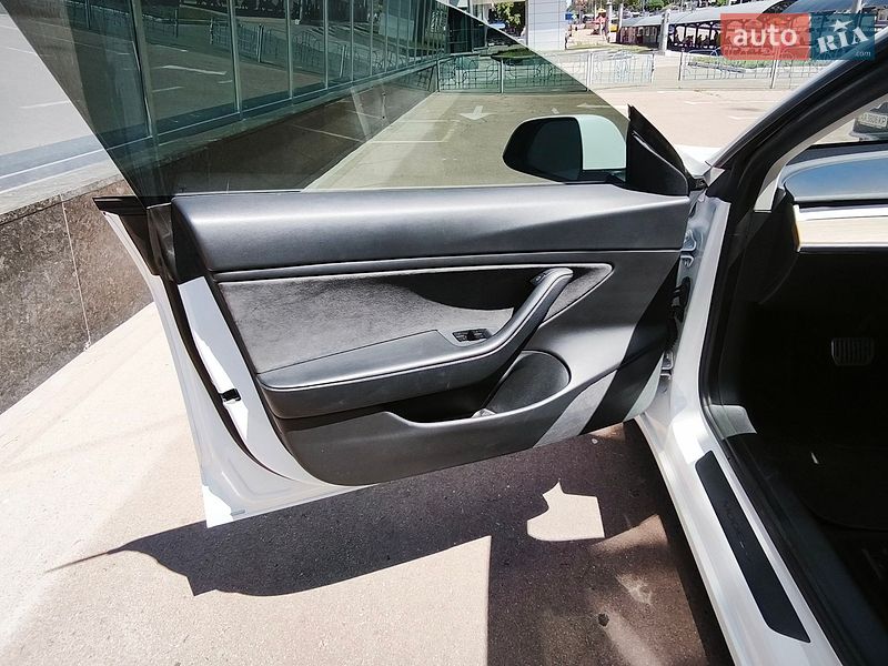 Седан Tesla Model 3 2020 в Києві
