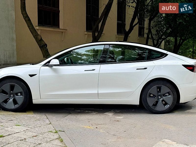 Седан Tesla Model 3 2022 в Львове
