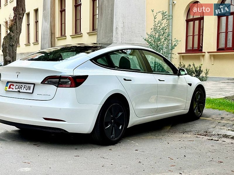 Седан Tesla Model 3 2022 в Львове