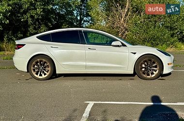 Седан Tesla Model 3 2021 в Киеве