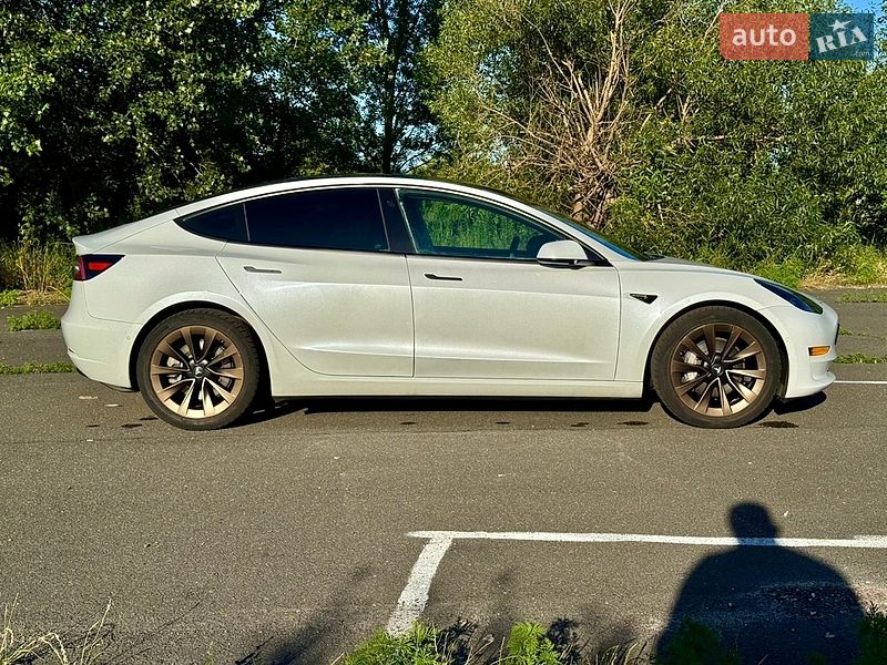 Седан Tesla Model 3 2021 в Киеве