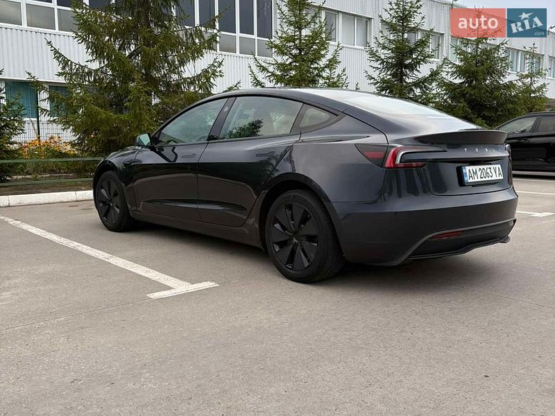 Седан Tesla Model 3 2024 в Коростене