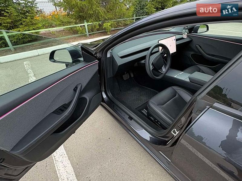 Седан Tesla Model 3 2024 в Коростене