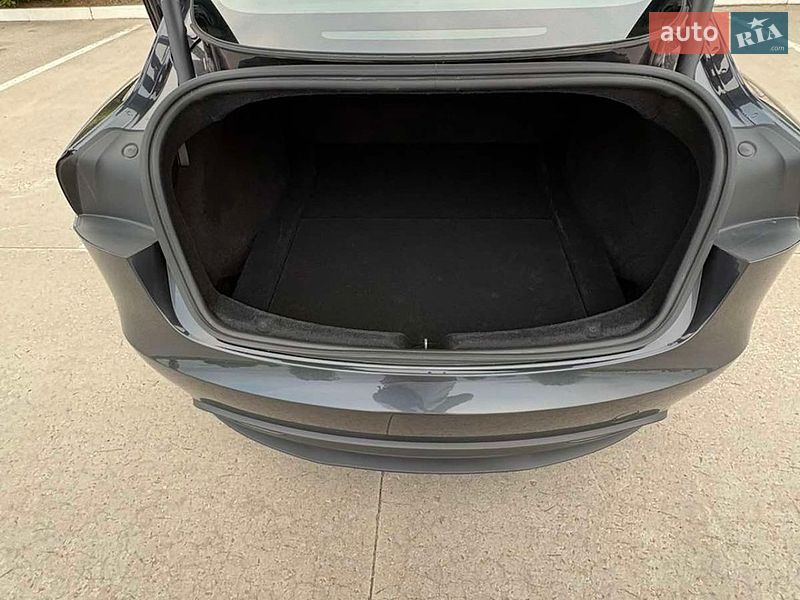Седан Tesla Model 3 2024 в Коростене