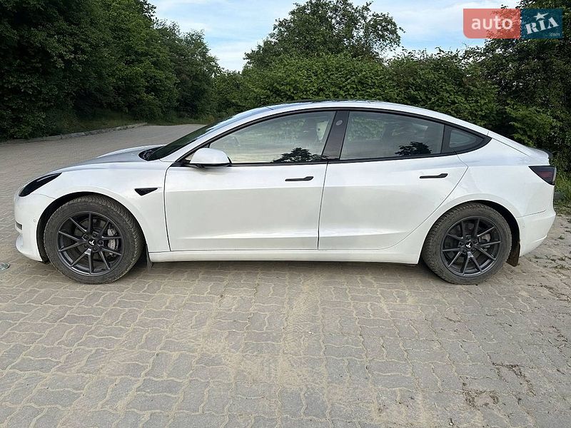 Седан Tesla Model 3 2021 в Львові