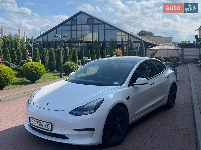 Седан Tesla Model 3 2021 в Стрию