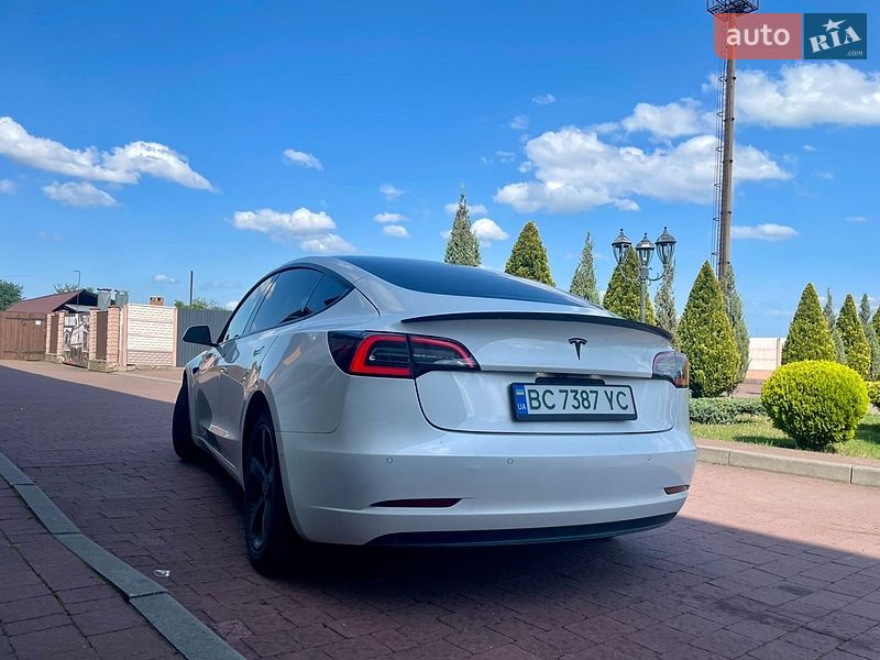Седан Tesla Model 3 2021 в Стрию