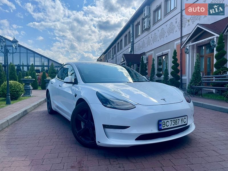 Седан Tesla Model 3 2021 в Стрию