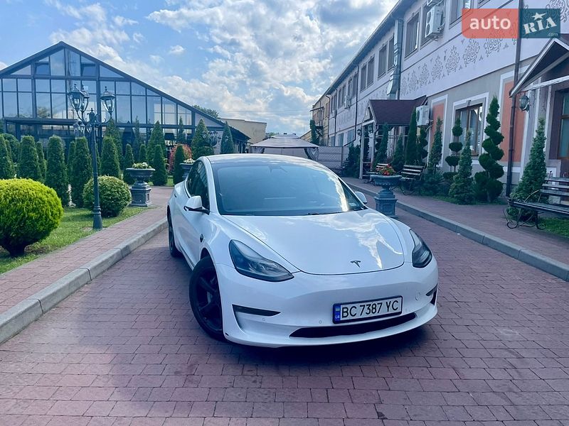 Седан Tesla Model 3 2021 в Стрию