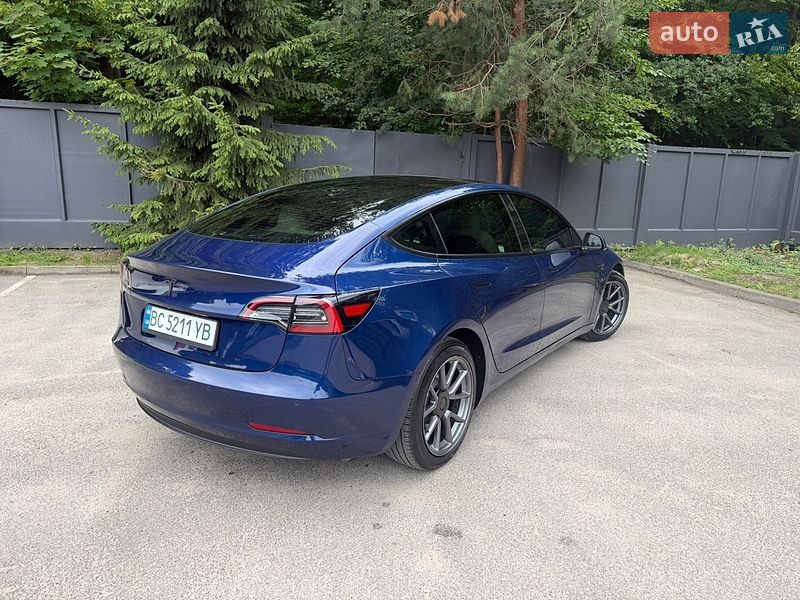 Седан Tesla Model 3 2021 в Львові