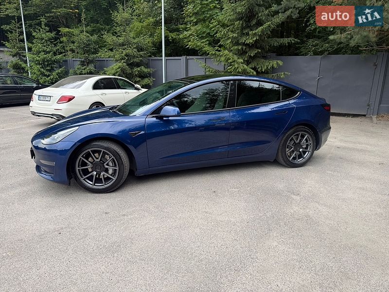 Седан Tesla Model 3 2021 в Львові