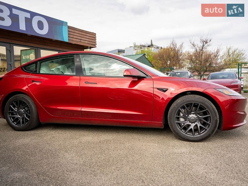 Седан Tesla Model 3 2024 в Києві