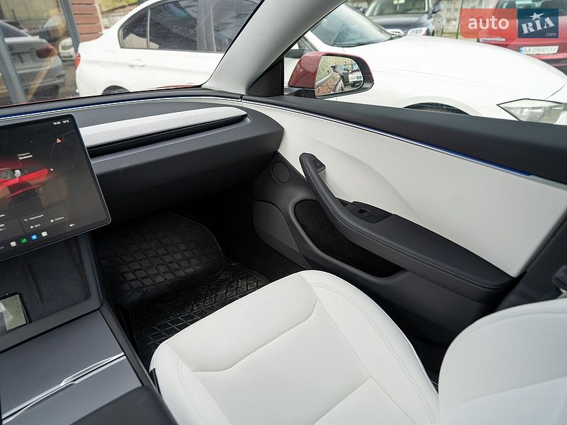 Седан Tesla Model 3 2024 в Києві