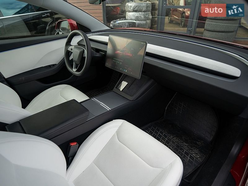 Седан Tesla Model 3 2024 в Києві