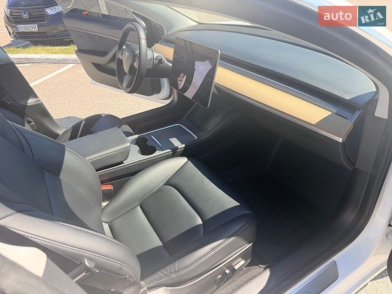 Седан Tesla Model 3 2020 в Києві