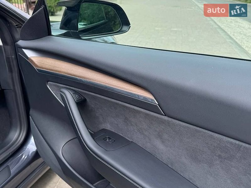 Седан Tesla Model 3 2021 в Львове