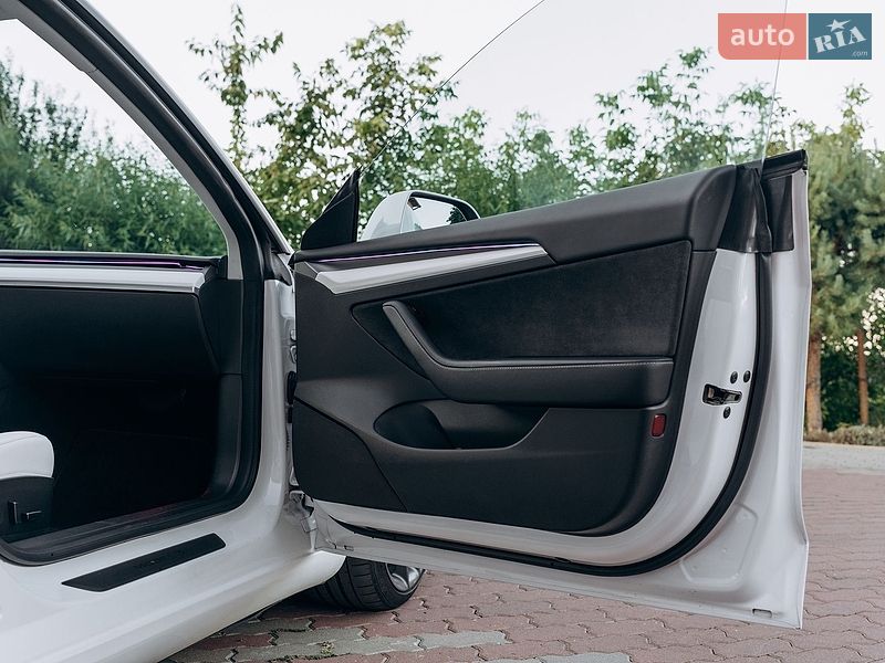 Седан Tesla Model 3 2023 в Киеве
