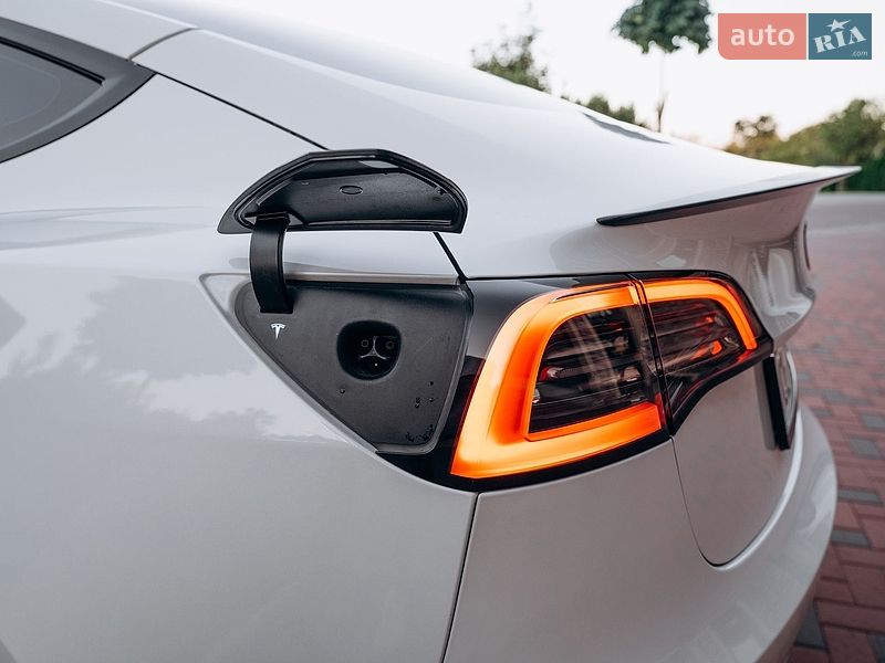 Седан Tesla Model 3 2023 в Киеве