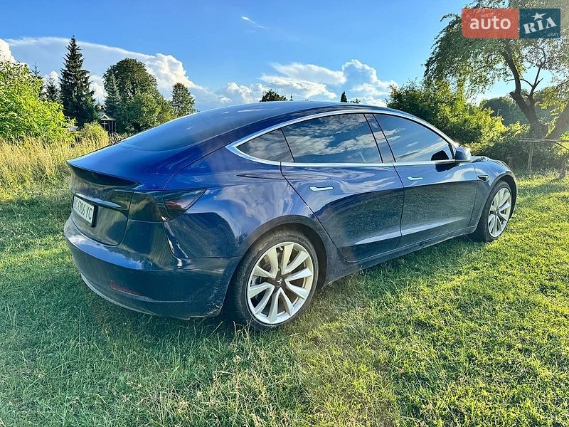 Седан Tesla Model 3 2018 в Львові