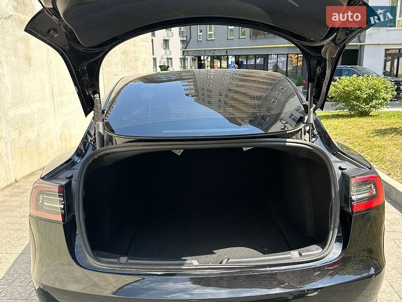 Седан Tesla Model 3 2021 в Львове