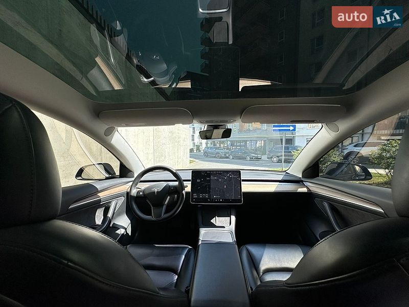 Седан Tesla Model 3 2021 в Львове