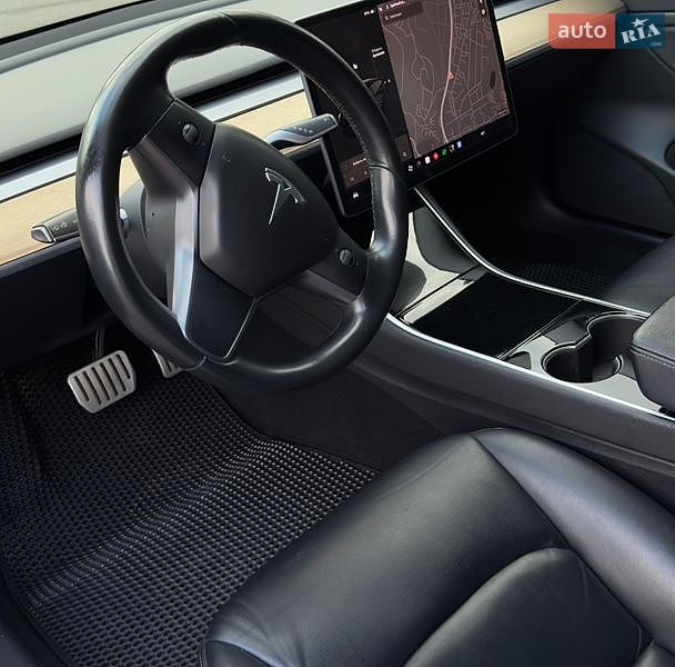 Седан Tesla Model 3 2018 в Буче