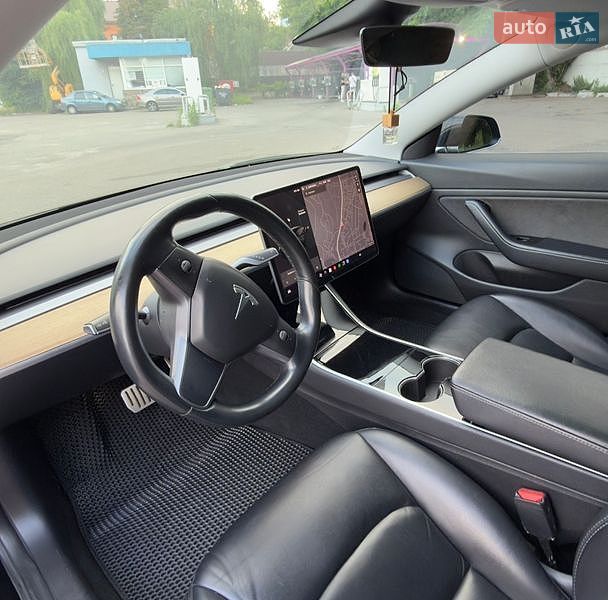 Седан Tesla Model 3 2018 в Буче
