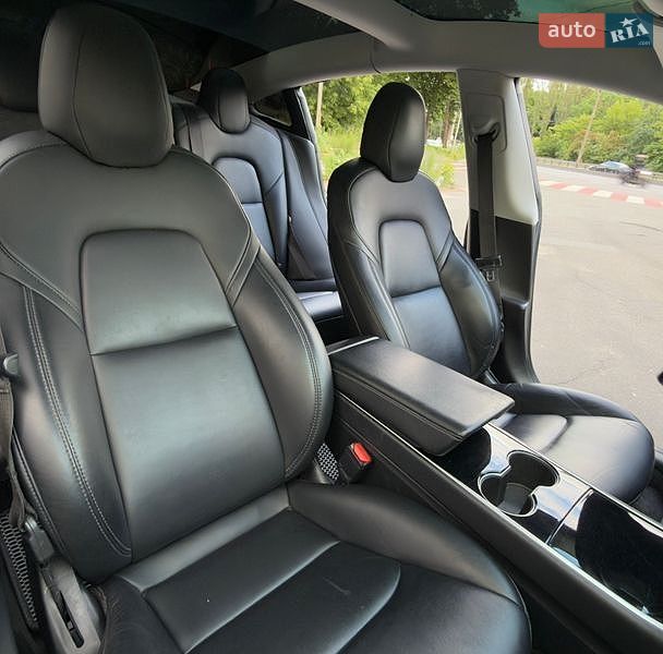Седан Tesla Model 3 2018 в Буче