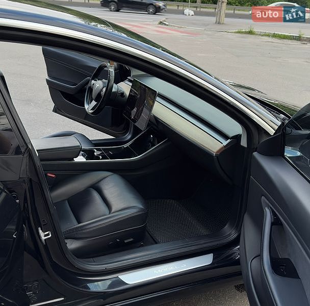 Седан Tesla Model 3 2018 в Буче