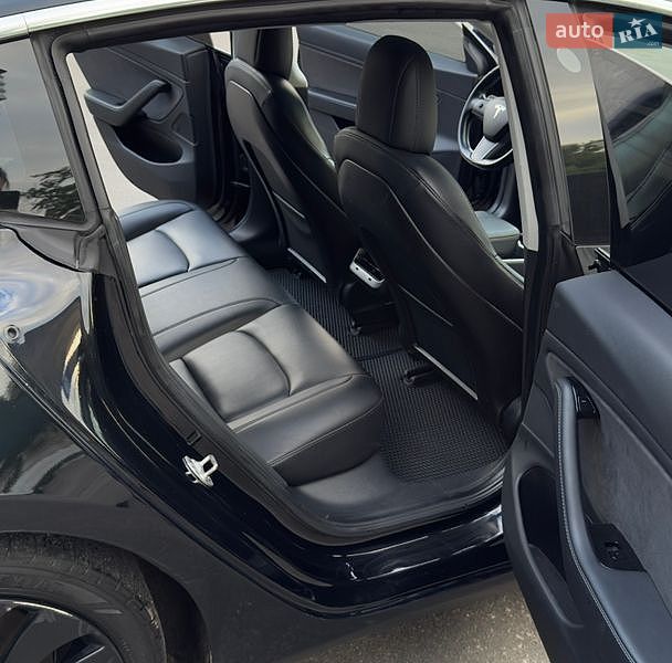 Седан Tesla Model 3 2018 в Буче