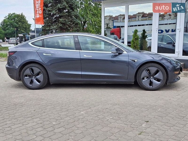Седан Tesla Model 3 2018 в Львові
