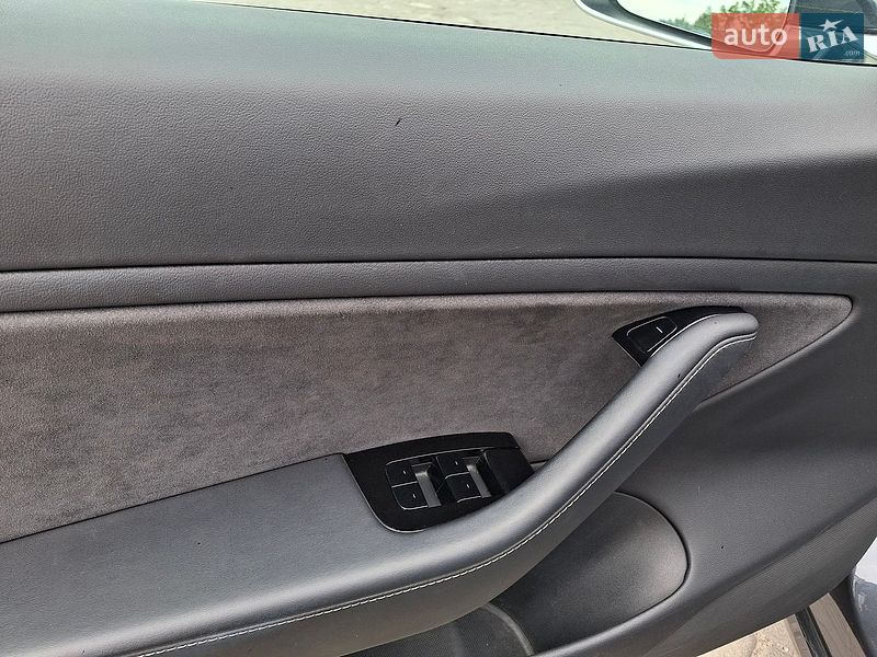 Седан Tesla Model 3 2018 в Львові