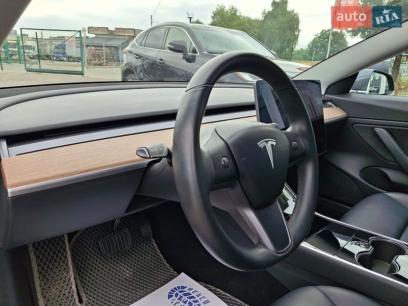 Седан Tesla Model 3 2018 в Львові