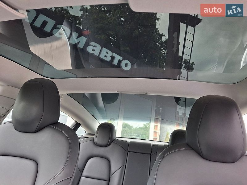 Седан Tesla Model 3 2018 в Львові