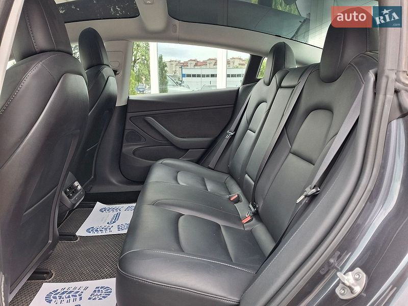 Седан Tesla Model 3 2018 в Львові