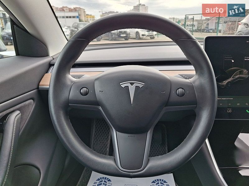 Седан Tesla Model 3 2018 в Львові