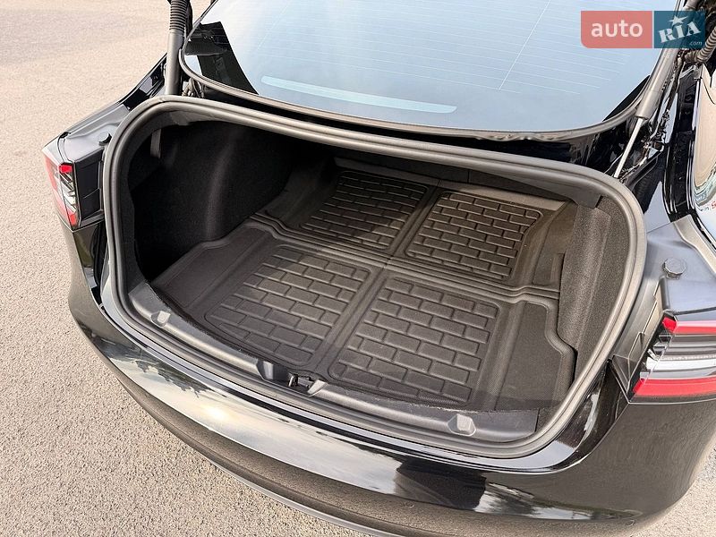 Седан Tesla Model 3 2022 в Кривому Розі