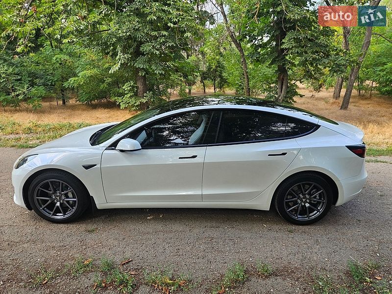 Седан Tesla Model 3 2023 в Одесі