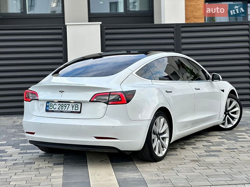 Седан Tesla Model 3 2019 в Ужгороде