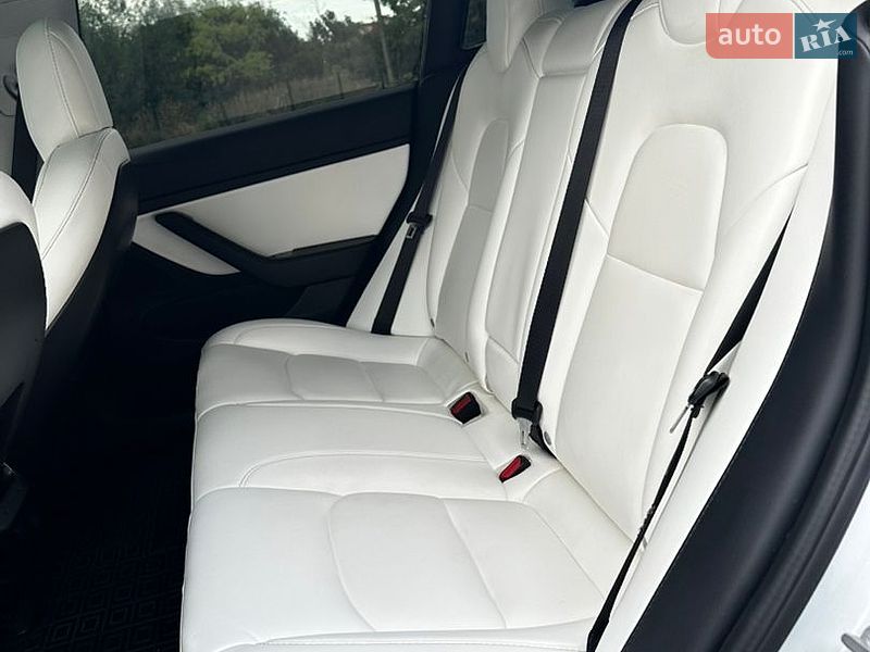 Седан Tesla Model 3 2019 в Ужгороде
