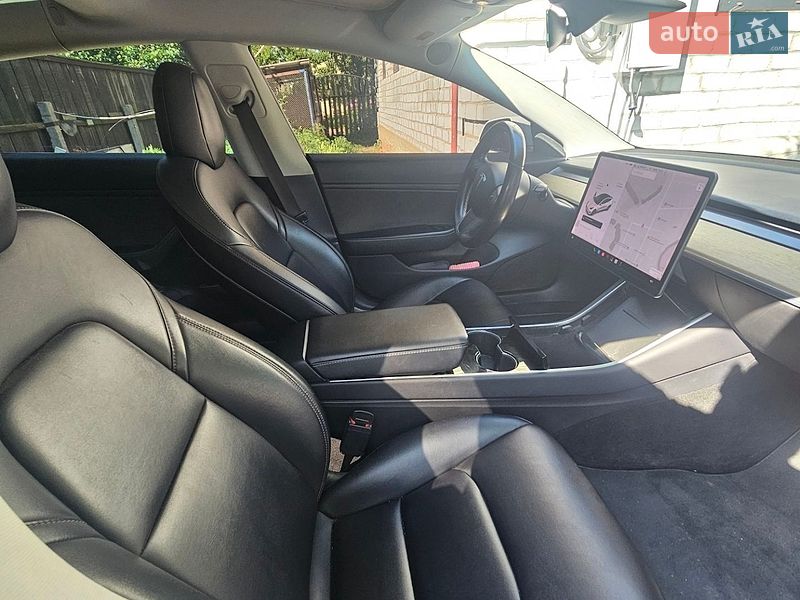 Седан Tesla Model 3 2018 в Миргороде