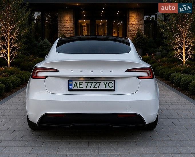 Седан Tesla Model 3 2024 в Днепре