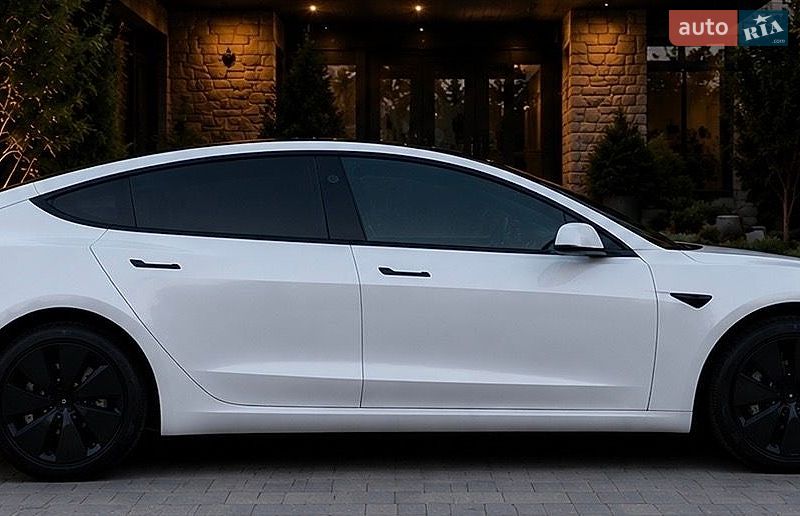 Седан Tesla Model 3 2024 в Днепре