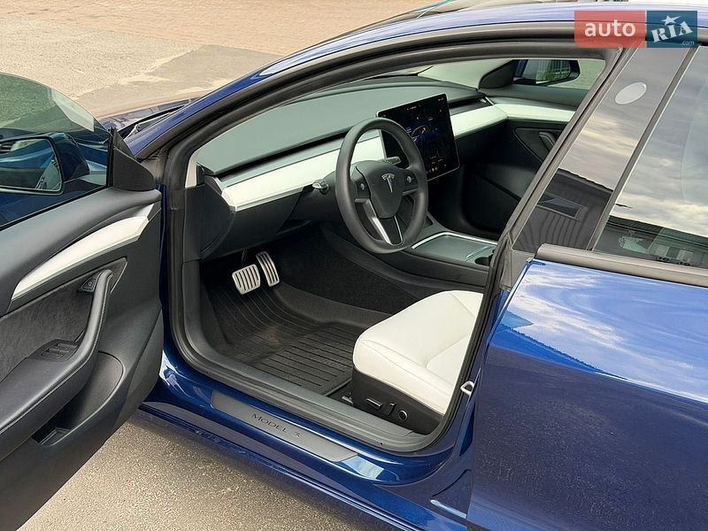 Седан Tesla Model 3 2023 в Киеве