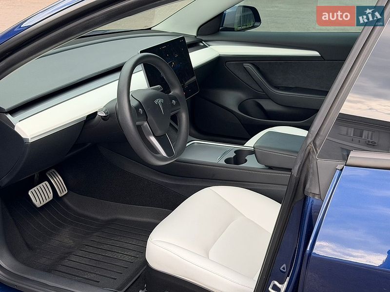 Седан Tesla Model 3 2023 в Киеве