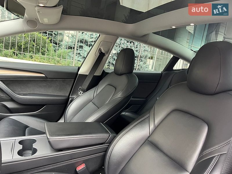 Седан Tesla Model 3 2022 в Киеве